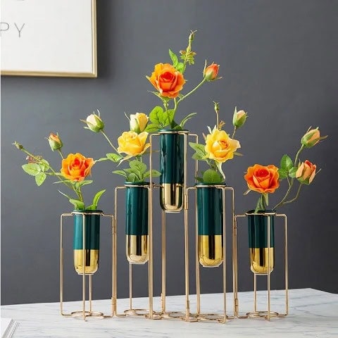 tips-decorating-thanksgiving-table-soliflore-design-centre-de-table-vert-et-or-ceramique-fer-presentation-avec-fleurs